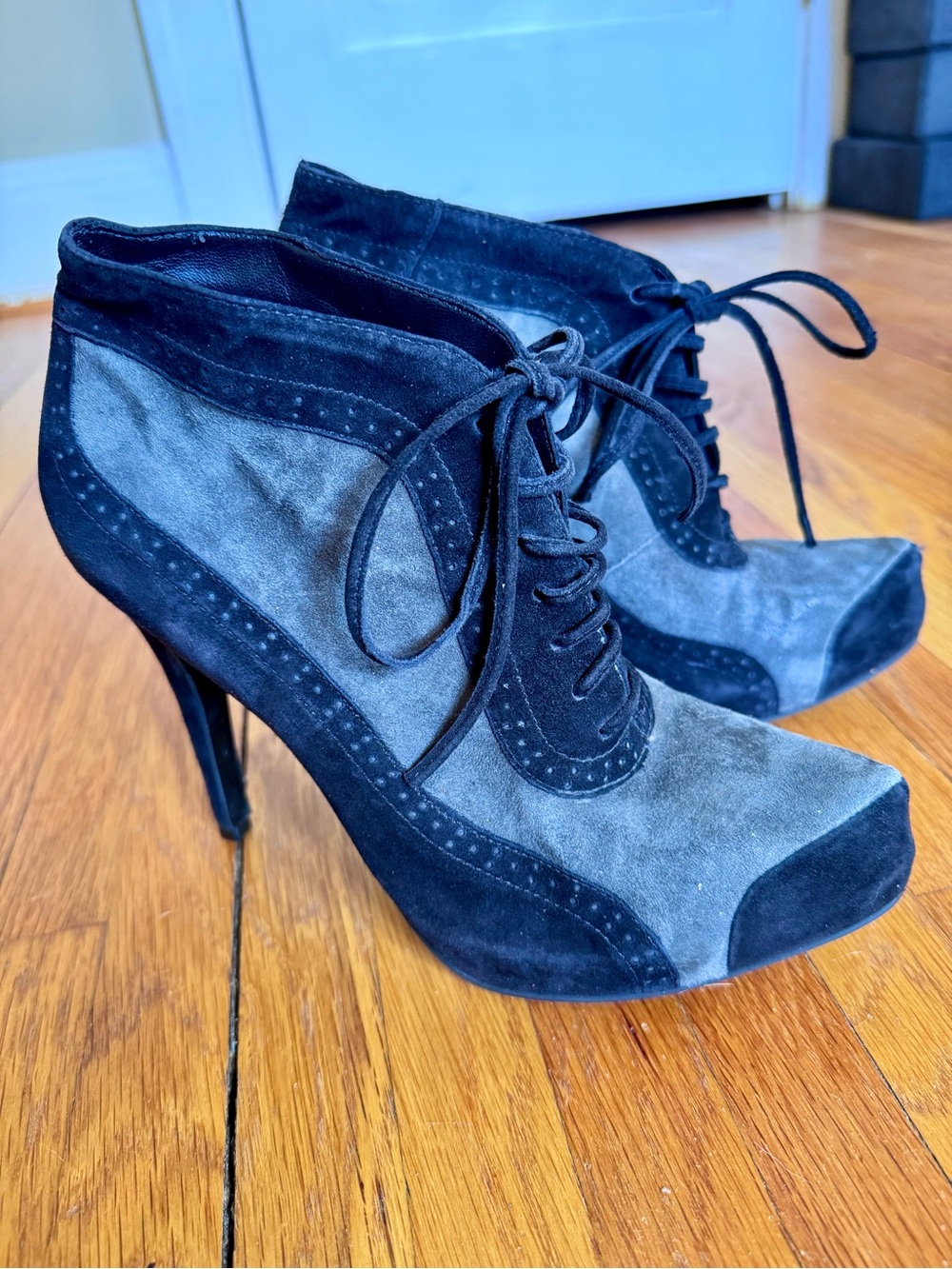 Women's Vintage Carvela Suede Lace-Up Ankle Booties in Black and Gray 39